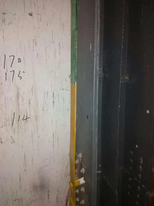 竖井内安装桥架随行扁铁