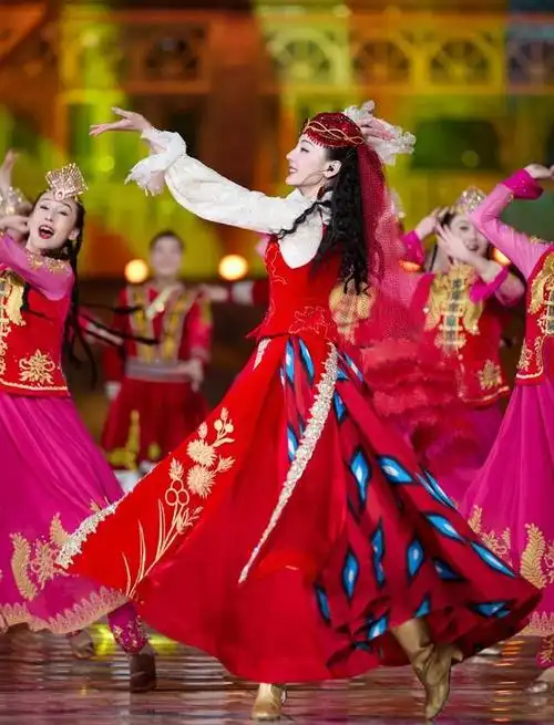 这一次被春晚导演盛赞敬业的迪丽热巴给内娱好好上了一课