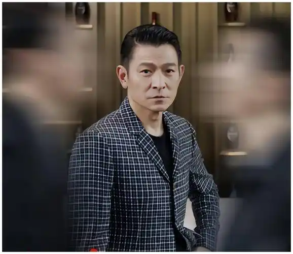 比如在2021年,老去的刘德华还出演了《人潮汹涌》.