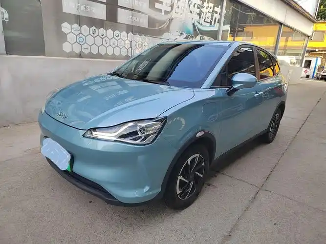 哪吒v新能源汽车.新到2022年哪吒v新能源~续航401公里 - 抖音