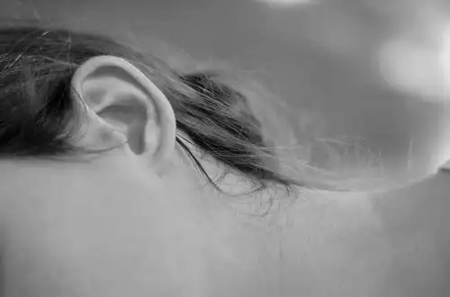 西方人,耳朵,一个人,坐,躺,横图,黑白,室内,特写,白天,正面,欧洲