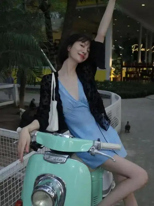 腿精李溪芮的个性穿搭古灵精怪身材纤瘦真的超加分