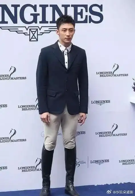 这套紧身骑马装,把黄景瑜的实力显露出来了