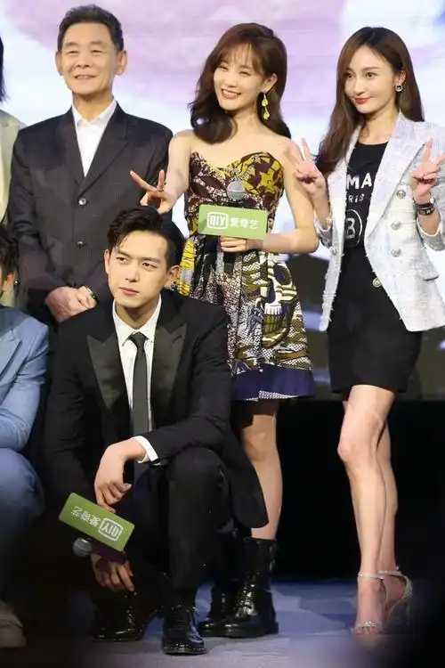 李现出席发布会,一袭黑色西装经典帅气,同框李一桐登对又养眼