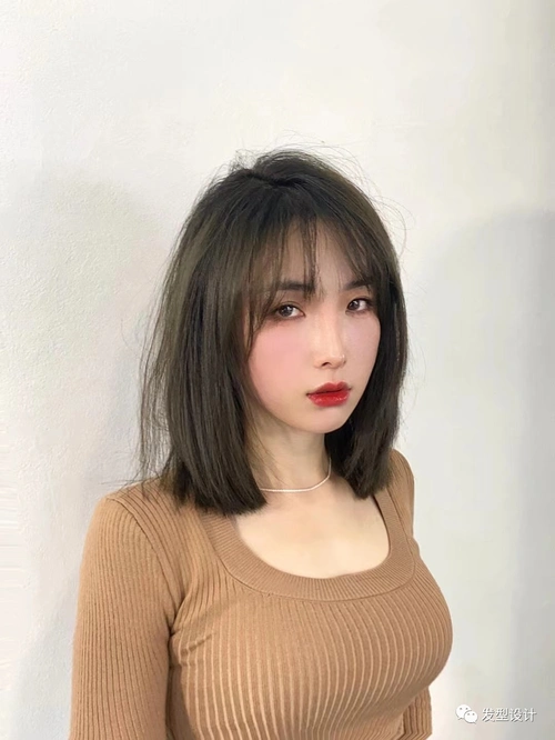 锁骨发最耐看又简约高级的发型,一款可以火到明年的中发,圆脸大脸妹妹
