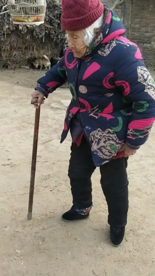 107岁小脚老奶奶前几天在家里走路不慎摔倒,愿老人早日康复,创造生命
