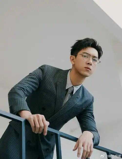 建议男明星眼镜半永久##李现是怎么忍住甜品只吃一口的