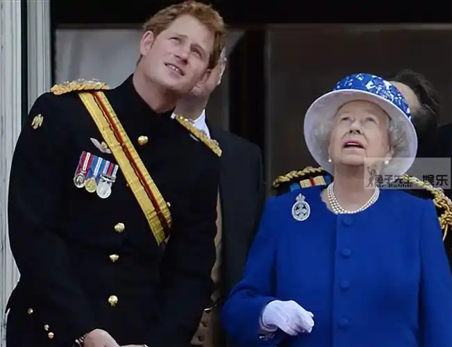 1米62的英女王有个1米92的孙子,哈里弯腰哄奶奶,巨大身高差好萌