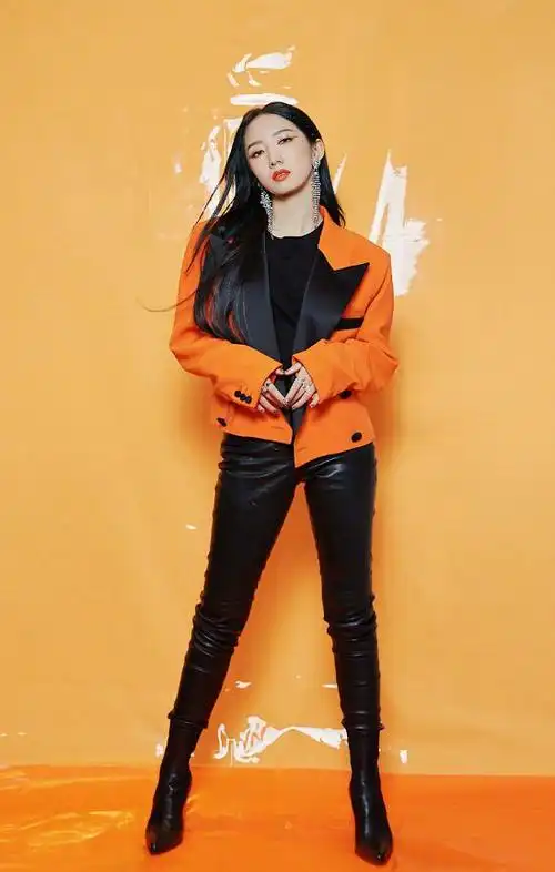 孟美岐最新造型紧身皮裤搭皮靴尽显大长腿太飒了