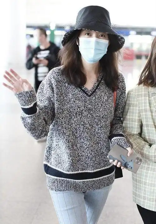 高露印花西装知性霸气搭配低马尾发型精致中不失小性感