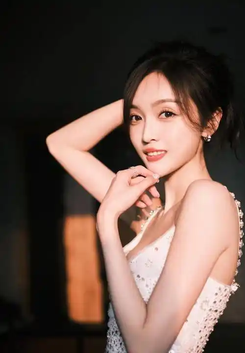 吴宣仪穿吊带深v镶钻白裙勾勒曼妙身姿 大秀美背优雅高贵 又纯又欲