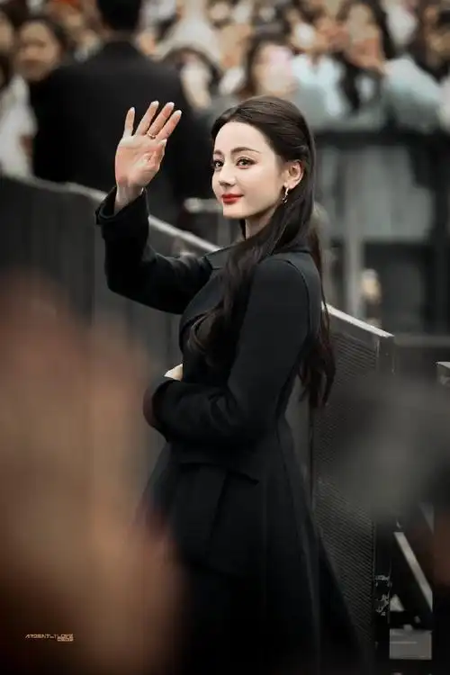 迪丽热巴红色刺绣吊带裙##迪丽热巴英文聊天##文静给迪丽热巴做发型