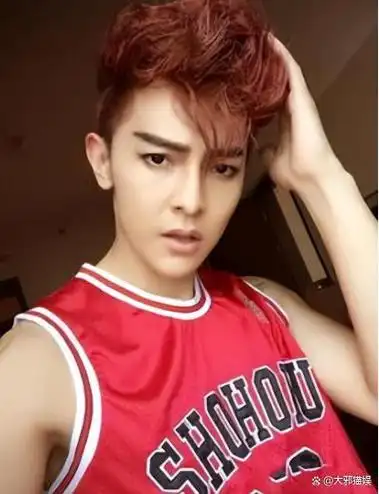 显年轻有多占便宜?这3对明星,明明是同龄人,看起来像差了20岁