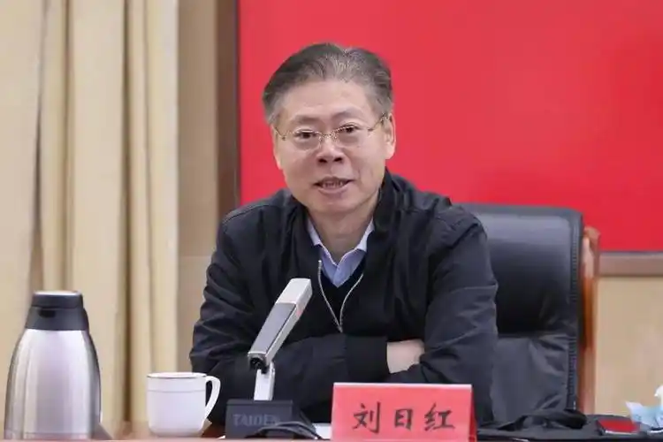 区委理论学习中心组围绕全国两会报告解读及当前经济金