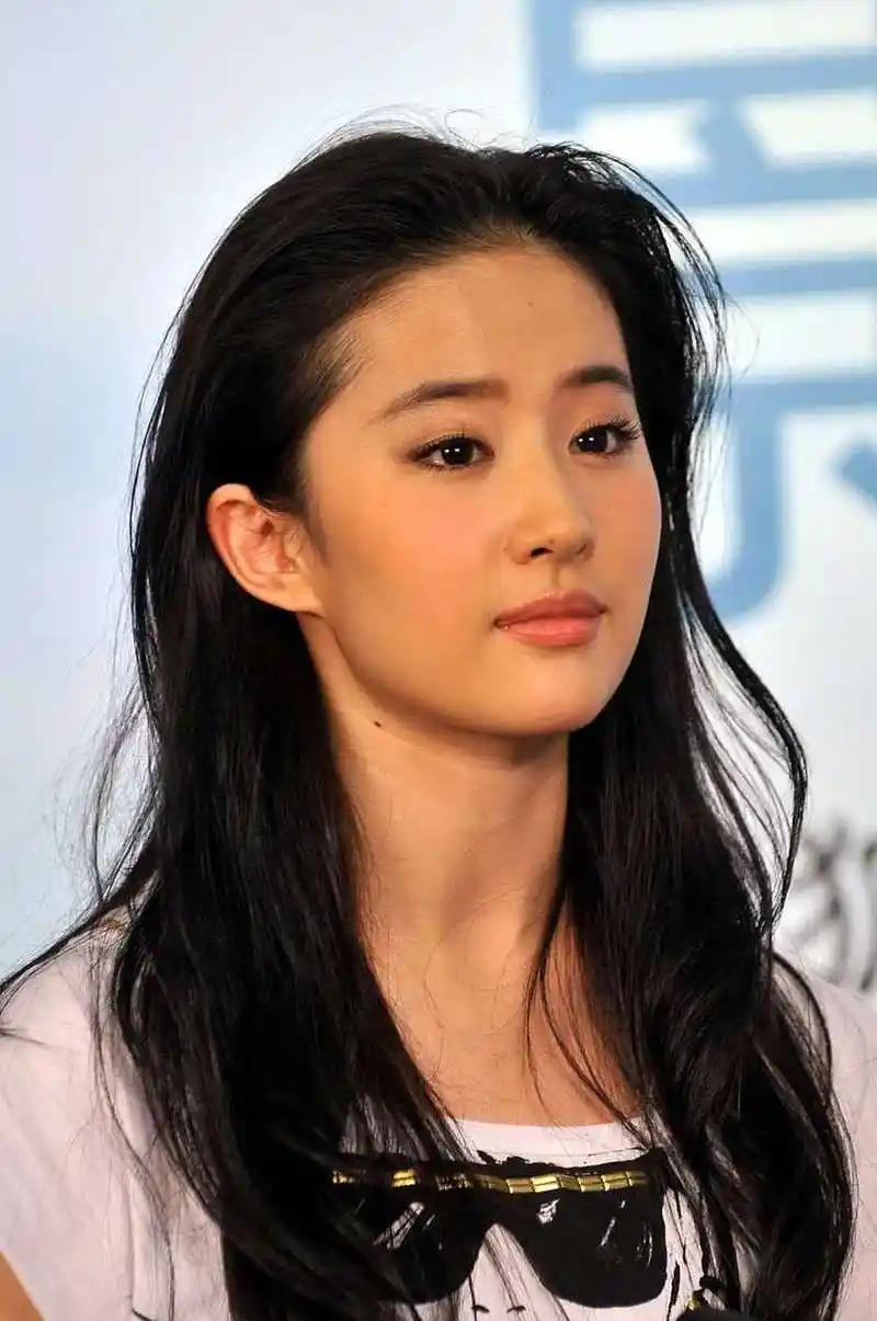 刘亦菲近照曝光  近日,有网友在迪拜的奢侈品店内遇到了刘亦菲,但是