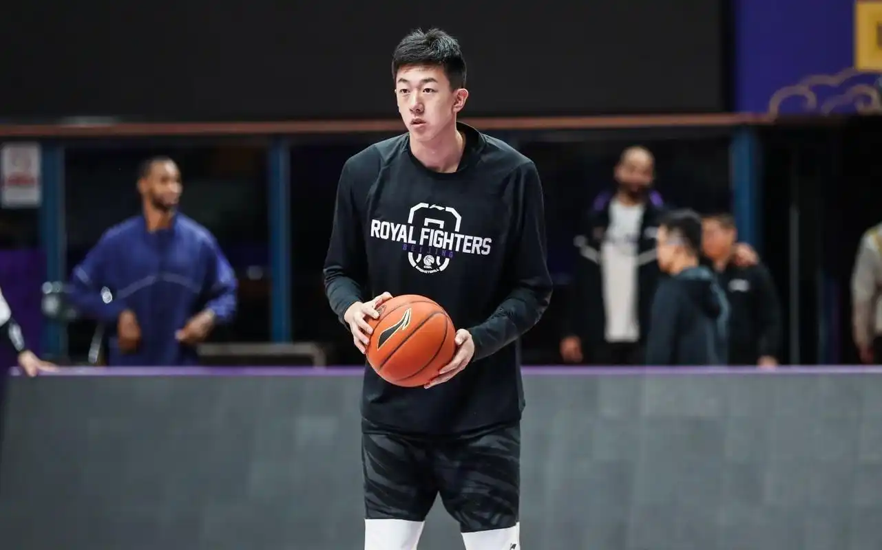 王少杰备战今晚的比赛.