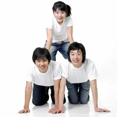 露齿笑,竖图,室内,白天,白色背景,正面,游戏,友谊,成功,合作,团队