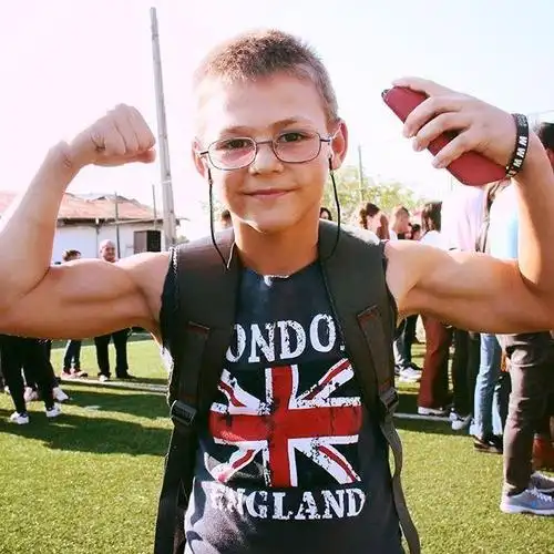 47公斤,所以他也并没有因为健身而影响身高,反而如今肌肉依旧很发达!