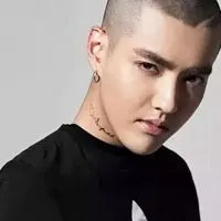 寸头帅哥图片头像高清阳光 高清阳光帅气寸头哥头像_微信头像图片大全