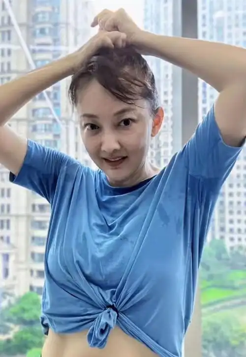 50岁牛莉老到认不出,头顶稀疏腋下汗湿太放飞,和年轻时判若两人