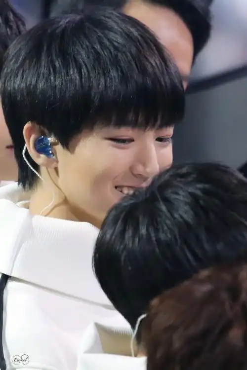 凯源# 眼神随你动,心随你跳.[心] 来自eternal-kr_眉眼如初 - 微博