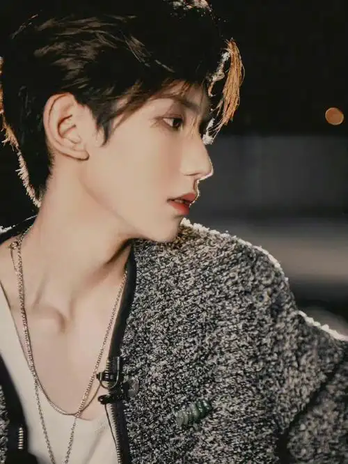 王源素颜侧脸随拍#王源侧脸绝了下颔线绝绝子