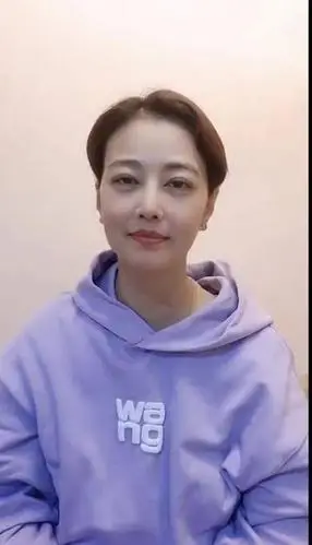 周海媚给爱犬过生日素颜状态不像53岁气质好老了一样漂亮