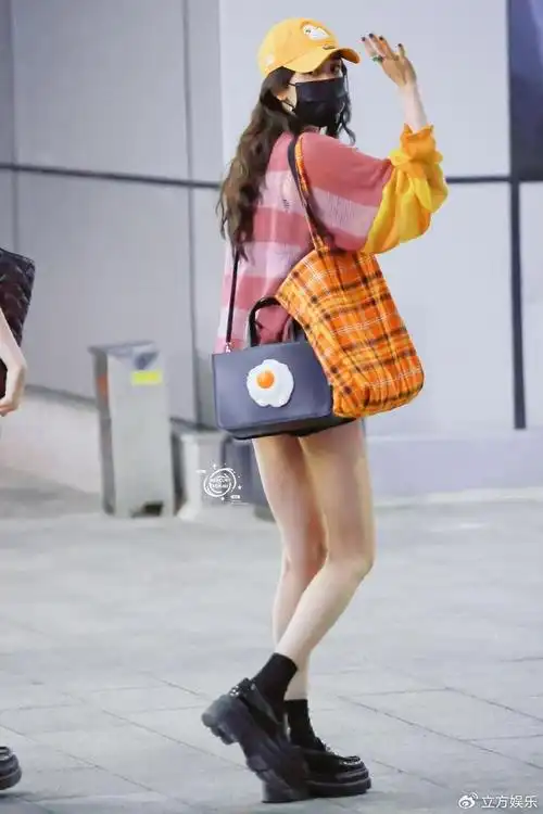 杨幂机场私服青春活泼 多巴胺穿搭大秀美腿|多巴胺|杨幂|靛青色_新浪