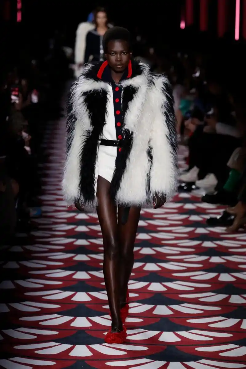 3月3日,模特在法国巴黎时装周上展示缪缪品牌2020-2021秋冬新品陈衣