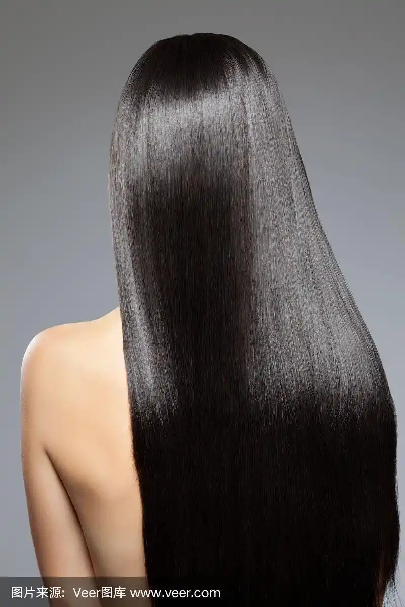 有一头又长又直的秀发的女人