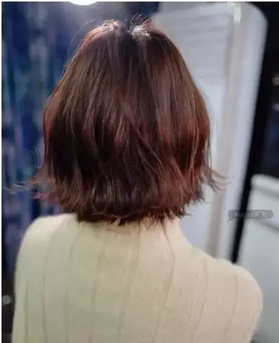 今年最流行的烫发发型发梢外翘