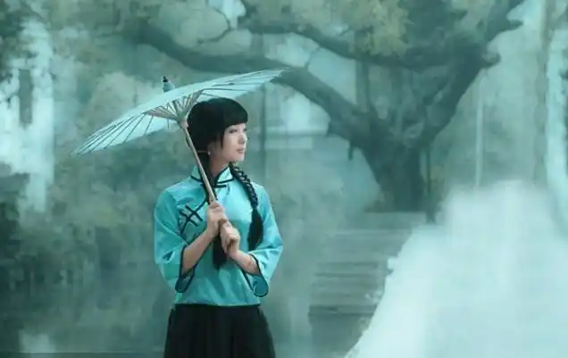 雨巷  作者:戴望舒  撑着油纸伞,独自.