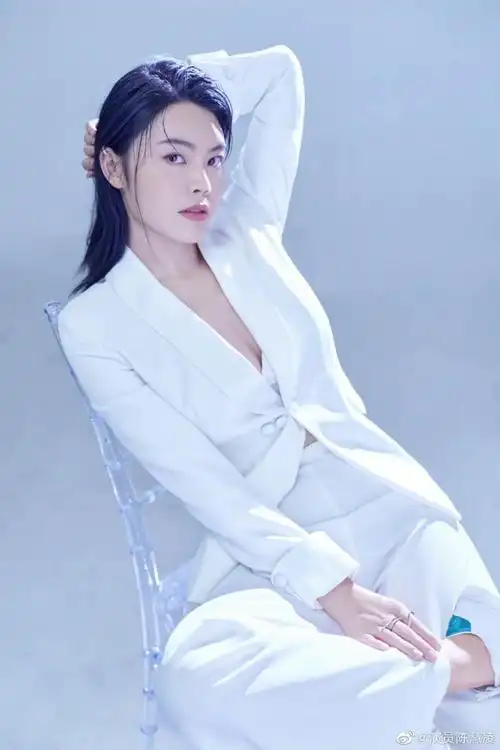 陈慧凌白色西服写真曝光霸道女总裁范
