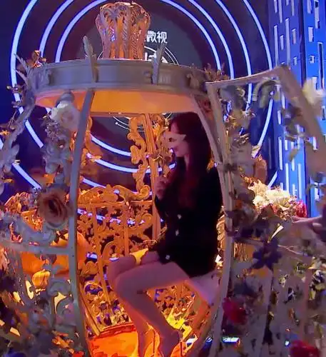 杨超越参加《吐槽大会》,穿黑色连衣短裙清纯又甜美,真漂亮