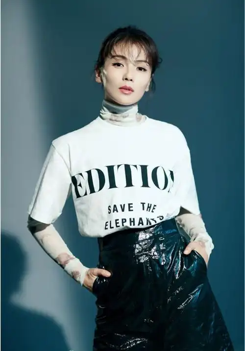 刘涛穿牛仔外套配绿色工装裤时尚造型现机场手拎车轮包成亮点