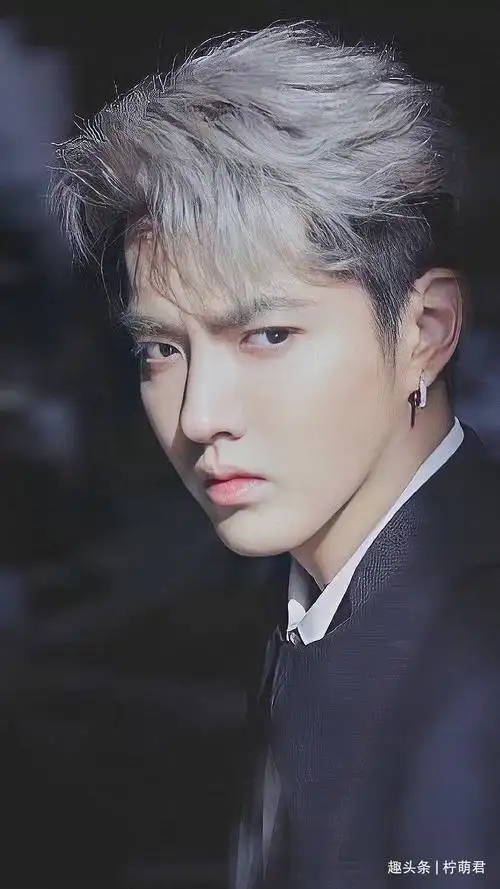 吴亦凡银发造型亮相太撩人,简直是撕漫男本人!