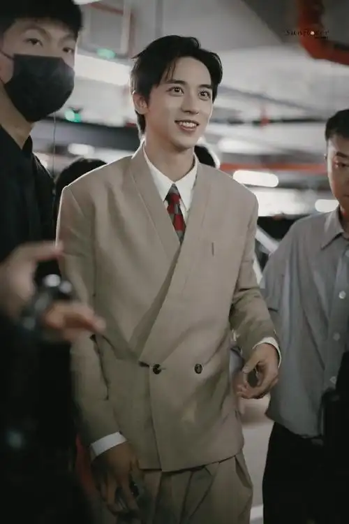 kenzo上班是谁家的小可爱突然出现@许魏洲zz