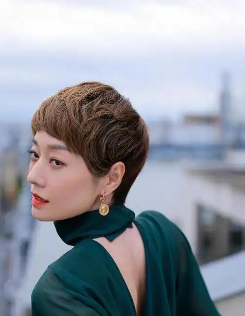 我们更多的关注点应该是——舒适,得体,有气质,温柔知性的美