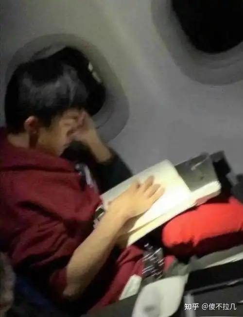 有人有易烊千玺看书或者学习的图片吗? - 知乎