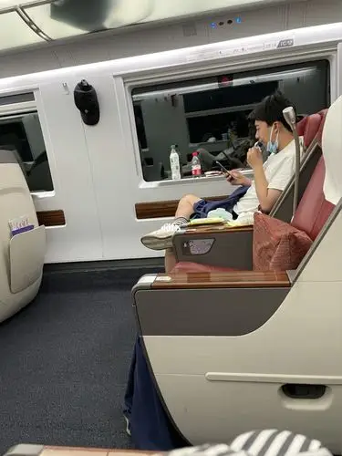 偶遇郭麒麟_郭麒麟_郭德纲_朋友圈_高铁_北京_娱乐_明星娱乐资讯