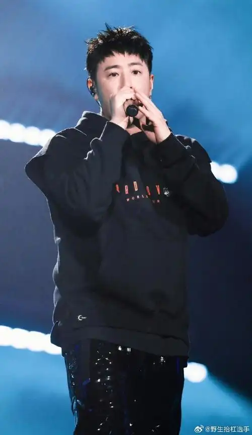 #潘玮柏喜欢黑色的原因找到了##潘玮柏把黑色焊在身上