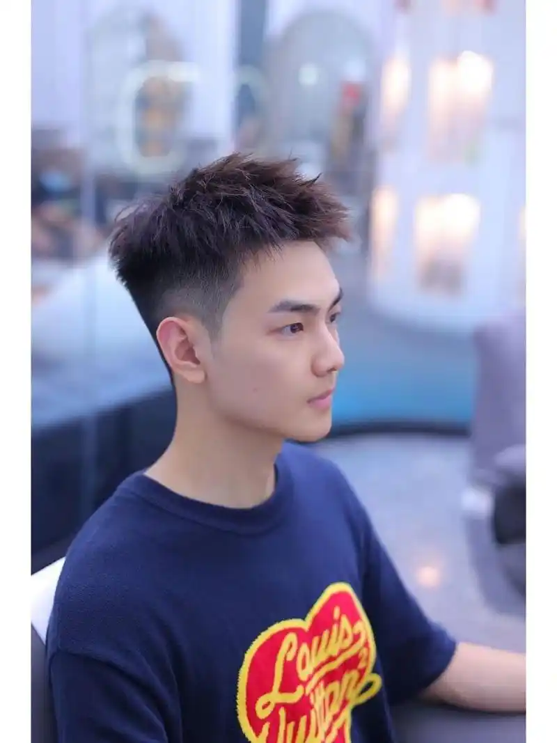 97凌乱钢夹前刺～ 97这一款烫型不烫卷的发型易打理,视觉效果阳光