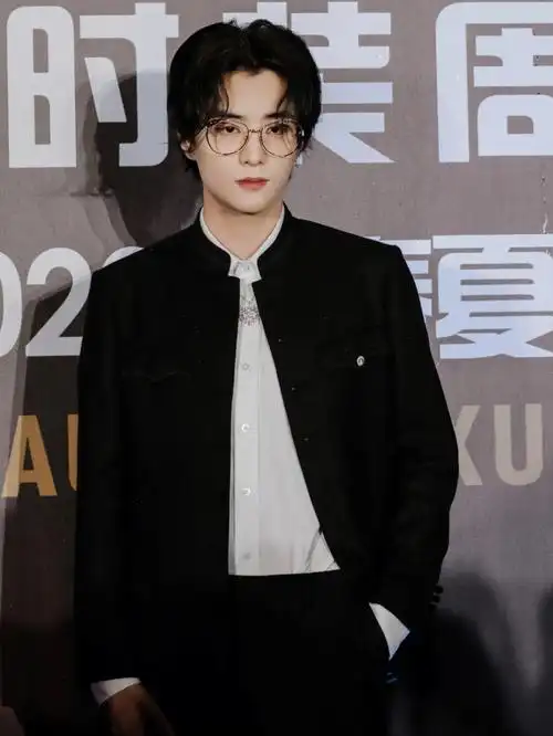 北京时装周邓孝慈太黑西装77眼镜