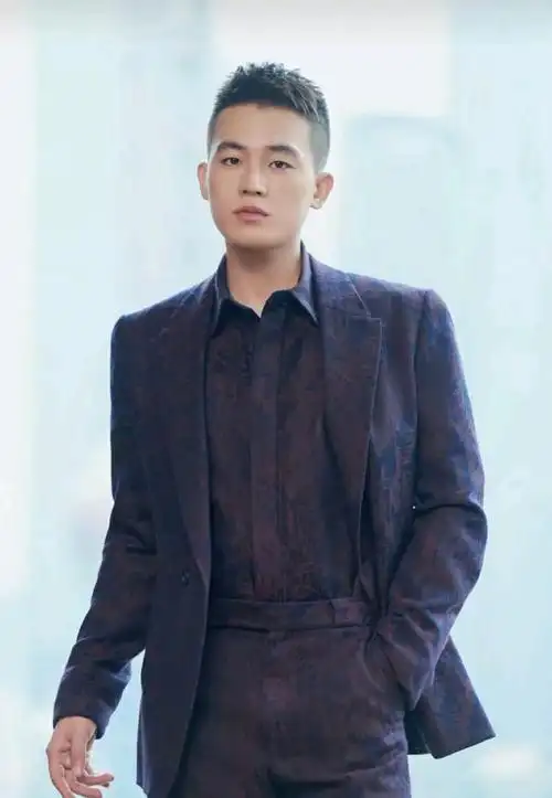 欧豪的帅带有几分痞气,洒脱不羁,很有大哥风范,穿西装更有范!