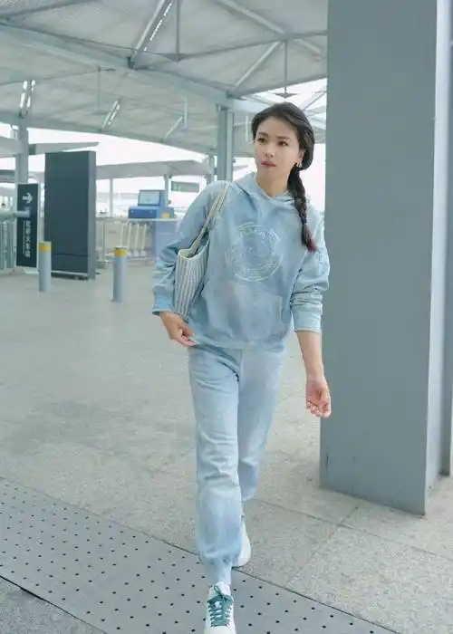 刘涛机场穿搭好大胆!