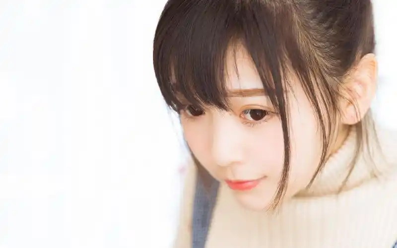 萝莉娃娃脸可爱小女孩背影图片