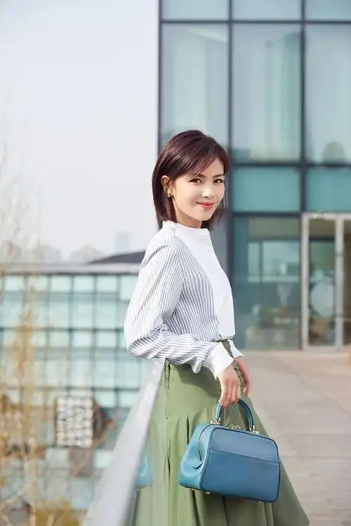 67除此之外,在这组街拍的造型中,刘涛梳起的短发造型也是让她看起来