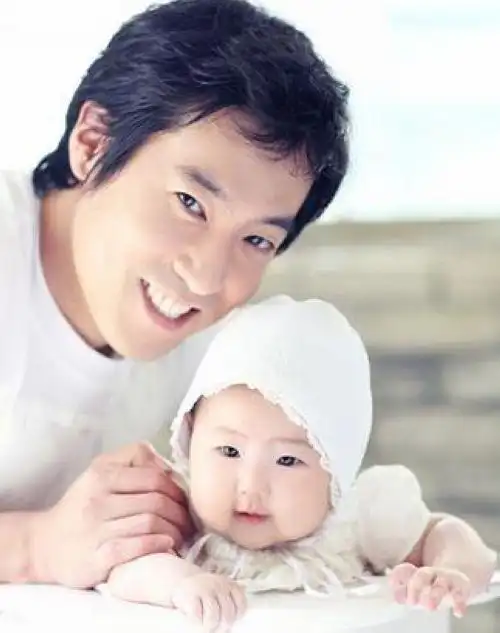 金喜善全家福曝光:帅气老公 可爱女儿(组图)