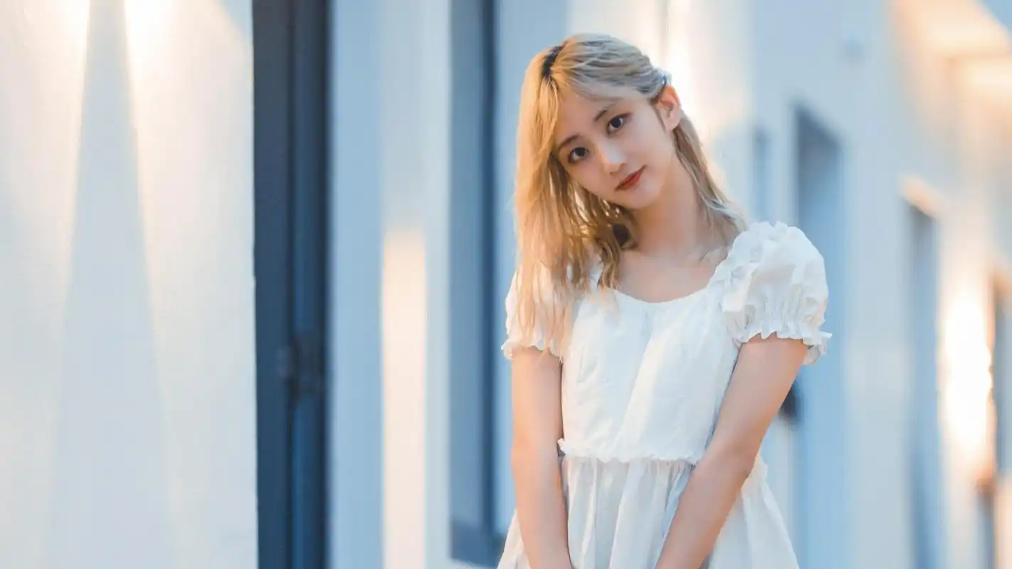 白裙美女纯情清新写真