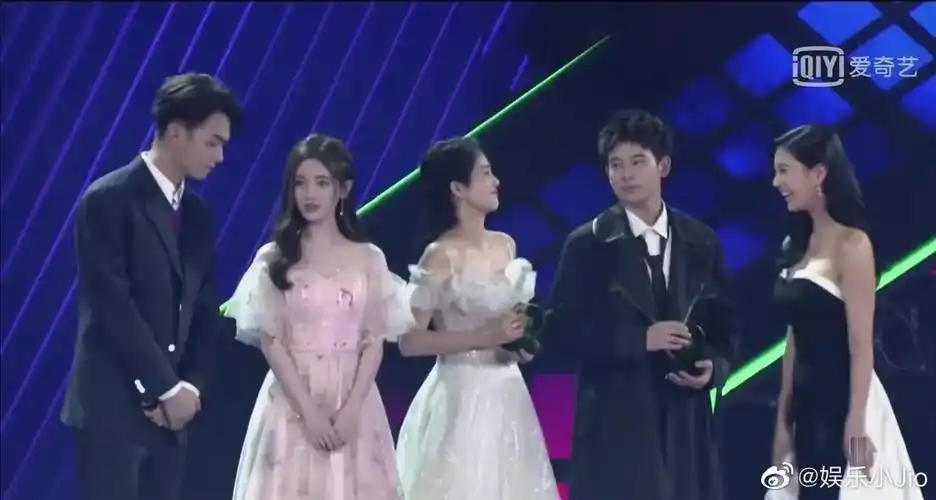 鞠婧祎白鹿同框旧照来啦,两位美女各有各的风格,都很漂亮_高清图集